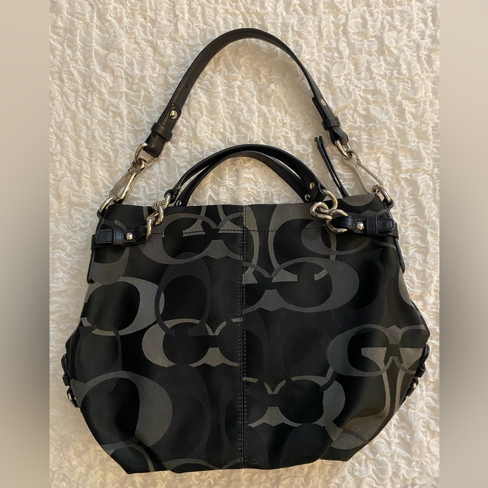 VGUC COACH handbag in black. Medium sized with silver buckles